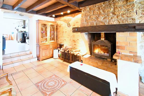 BELLE MAISON DE VILLAGE 200M2 - TERRAIN 6 ARES - GRAND GRENIER AMENAGEABLE DE 110M2 - 2 GARAGES 4 VOITURES