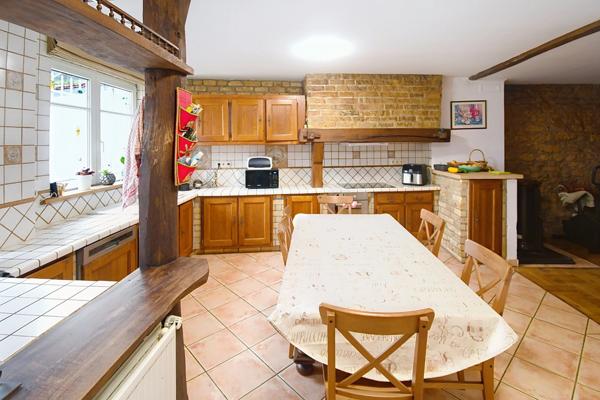 BELLE MAISON DE VILLAGE 200M2 - TERRAIN 6 ARES - GRAND GRENIER AMENAGEABLE DE 110M2 - 2 GARAGES 4 VOITURES