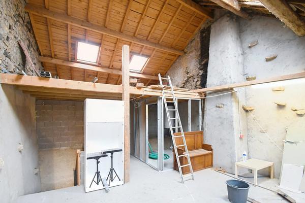 BELLE MAISON DE VILLAGE 200M2 - TERRAIN 6 ARES - GRAND GRENIER AMENAGEABLE DE 110M2 - 2 GARAGES 4 VOITURES