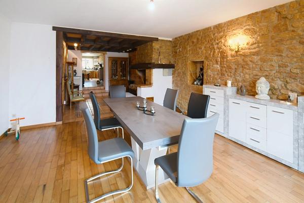 BELLE MAISON DE VILLAGE 200M2 - TERRAIN 6 ARES - GRAND GRENIER AMENAGEABLE DE 110M2 - 2 GARAGES 4 VOITURES