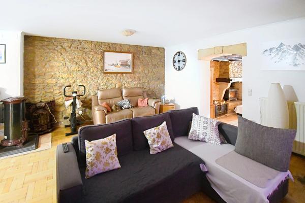 BELLE MAISON DE VILLAGE 200M2 - TERRAIN 6 ARES - GRAND GRENIER AMENAGEABLE DE 110M2 - 2 GARAGES 4 VOITURES