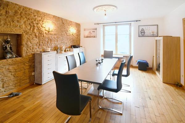 BELLE MAISON DE VILLAGE 200M2 - TERRAIN 6 ARES - GRAND GRENIER AMENAGEABLE DE 110M2 - 2 GARAGES 4 VOITURES