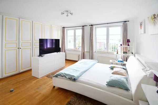 BELLE MAISON DE VILLAGE 200M2 - TERRAIN 6 ARES - GRAND GRENIER AMENAGEABLE DE 110M2 - 2 GARAGES 4 VOITURES