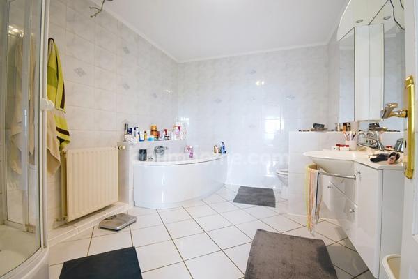 BELLE MAISON DE VILLAGE 200M2 - TERRAIN 6 ARES - GRAND GRENIER AMENAGEABLE DE 110M2 - 2 GARAGES 4 VOITURES