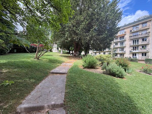 SEVRES RIVE DROITE - STUDIO LUMINEUX 160 000 € **  - Référence  636-S