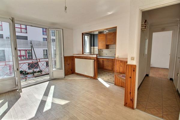 MONTREUIL, 600 METRES DU METRO LIGNE 11, APPARTEMENT 2 PIECES AVEC BALCON, CAVE ET PARKING. TRES LUMINEUX AVEC SON EXPOSITION PLEIN SUD.