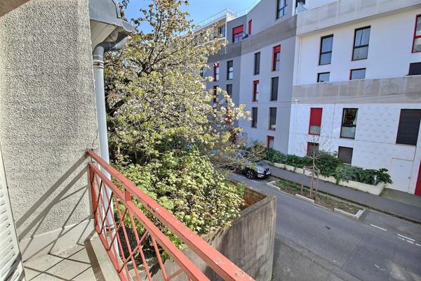 MONTREUIL, 600 METRES DU METRO LIGNE 11, APPARTEMENT 2 PIECES AVEC BALCON, CAVE ET PARKING. TRES LUMINEUX AVEC SON EXPOSITION PLEIN SUD.