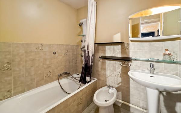 Appartement à vendre    2 pièces • 45 m2 Antibes