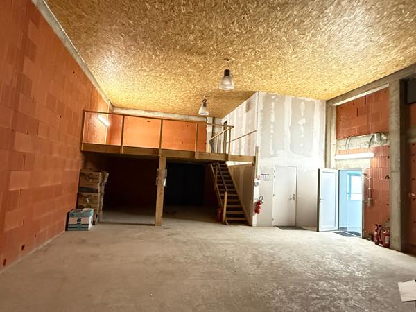 A LOUER LOCAL PROFESSIONNEL 150 M2 SORTIE AUTOROUTE ZA GABRIELAT