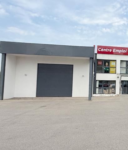 A LOUER LOCAL PROFESSIONNEL 150 M2 SORTIE AUTOROUTE ZA GABRIELAT