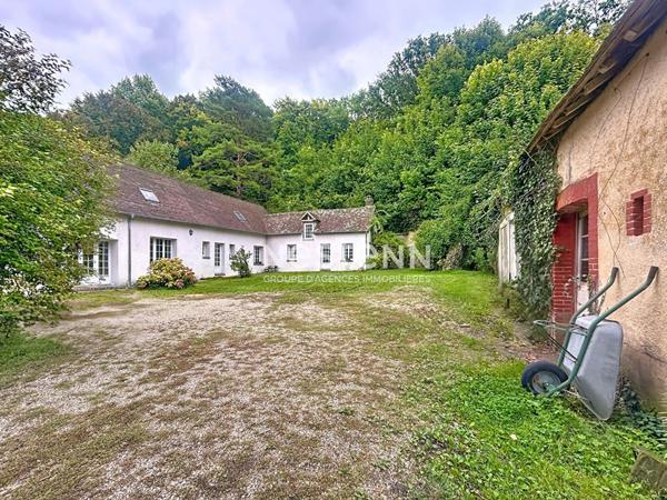 Ancien corps de ferme rénové proche à proximité immédiate de la N12, demeure de 185 m² sur 4700 m² de terrain