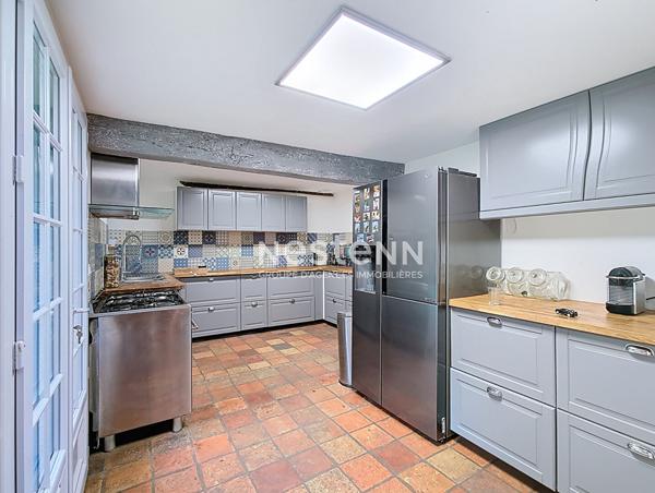 Ancien corps de ferme rénové proche à proximité immédiate de la N12, demeure de 185 m² sur 4700 m² de terrain