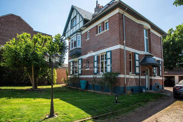 Maison individuelle 5-6 chambres, garages et grand jardin, en centre ville