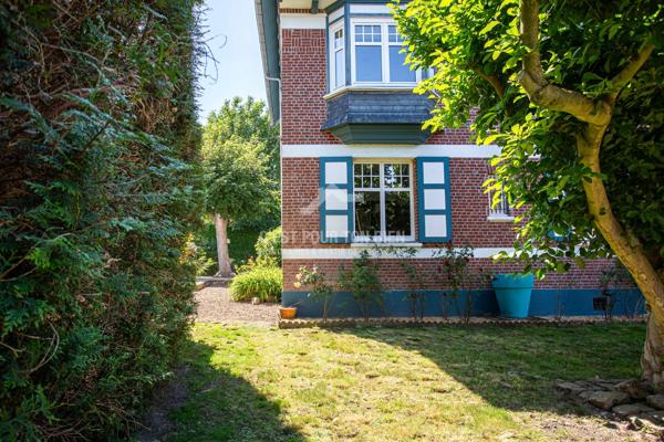 Maison individuelle 5-6 chambres, garages et grand jardin, en centre ville