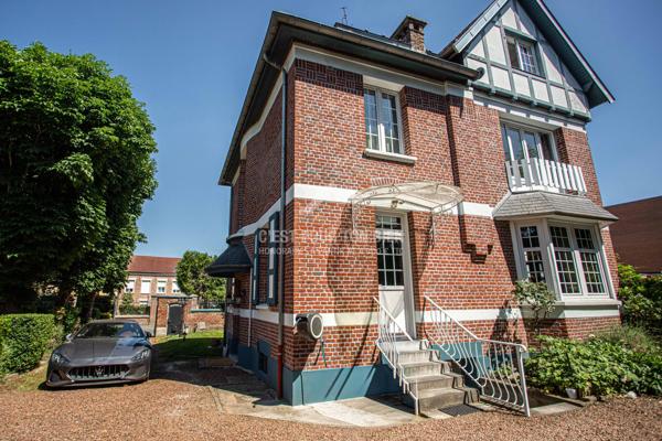 Maison individuelle 5-6 chambres, garages et grand jardin, en centre ville