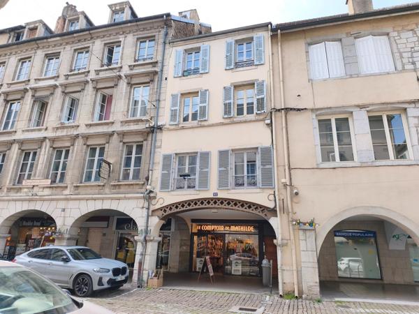 Appartement T3 entièrement rénové – Hyper centre Lons-le-Saunier – pièce de vie de 40 m²