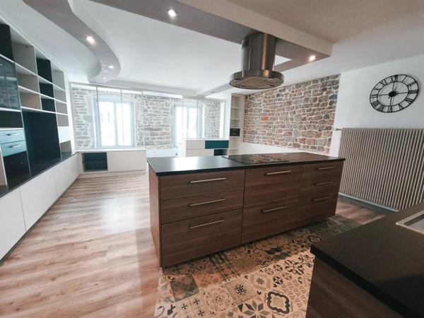 Appartement T3 entièrement rénové – Hyper centre Lons-le-Saunier – pièce de vie de 40 m²