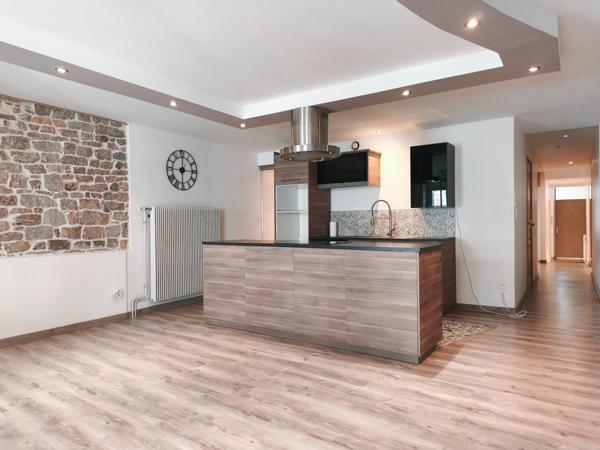 Appartement T3 entièrement rénové – Hyper centre Lons-le-Saunier – pièce de vie de 40 m²