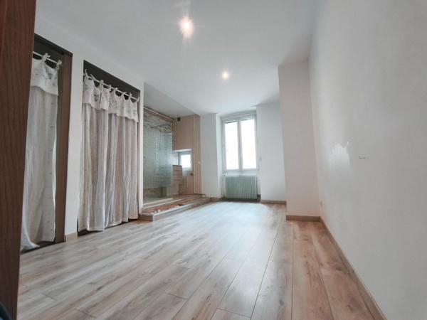 Appartement T3 entièrement rénové – Hyper centre Lons-le-Saunier – pièce de vie de 40 m²