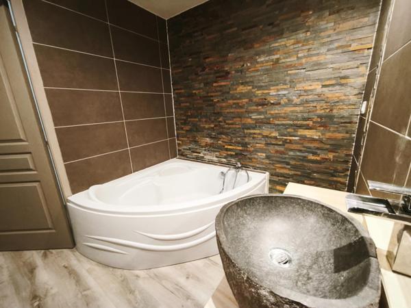 Appartement T3 entièrement rénové – Hyper centre Lons-le-Saunier – pièce de vie de 40 m²
