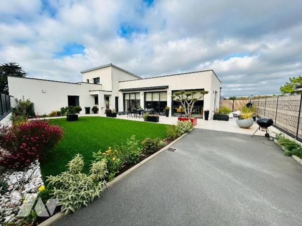 Venez découvrir ce bien rare à la vente.
Construction de 2019 avec de très beaux volumes et de...