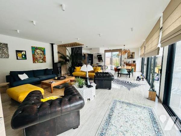 Venez découvrir ce bien rare à la vente.
Construction de 2019 avec de très beaux volumes et de...