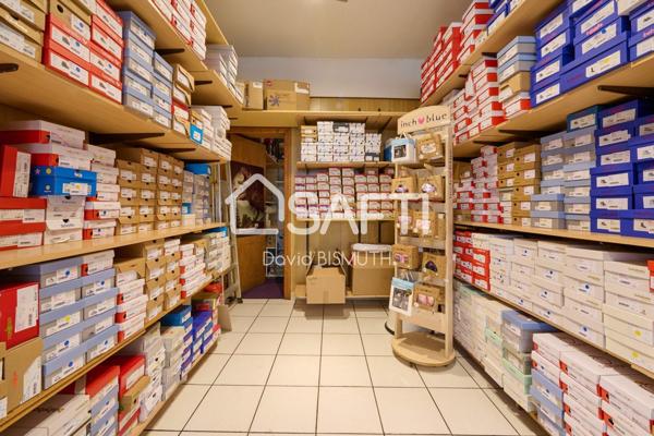 CESSION DE FONDS DE COMMERCES CHAUSSURES POUR ENFANTS LEVALLOIS local commercial de 44 m2 avec une vitrine de 8 mètres