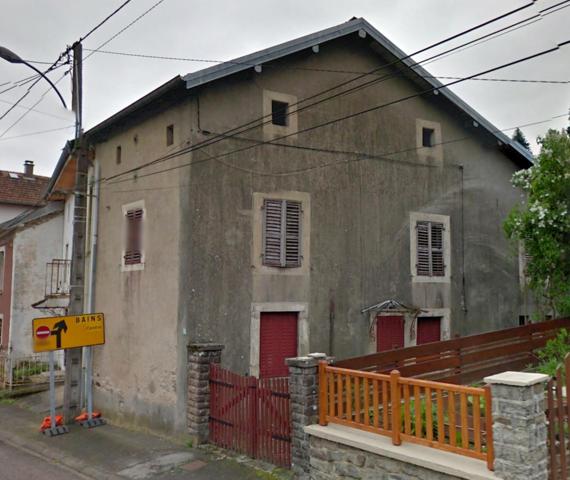 Une MAISON à usage d'habitation