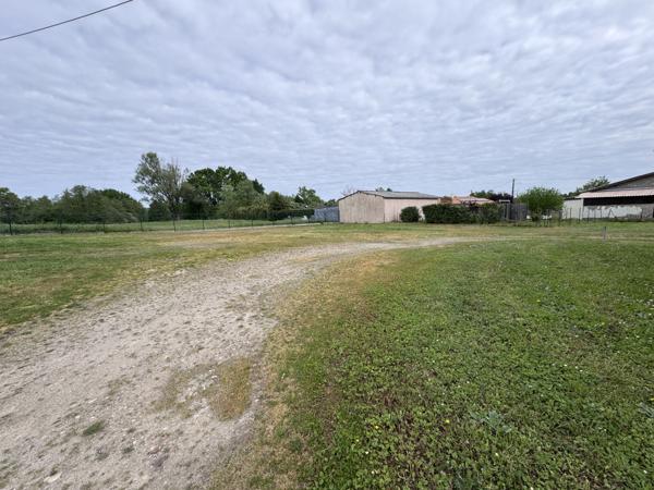Ensemble avec maison d’habitation, hangar et terrain constructible