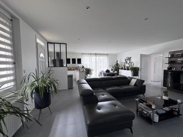 Ensemble avec maison d’habitation, hangar et terrain constructible