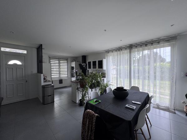 Ensemble avec maison d’habitation, hangar et terrain constructible