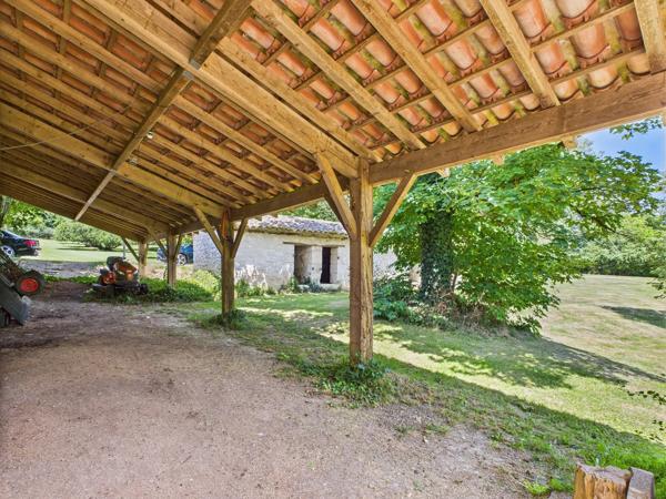 Proche d'Eymet - Belle maison en pierre avec pigeonnier, grange et piscine