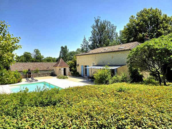 Proche d'Eymet - Belle maison en pierre avec pigeonnier, grange et piscine