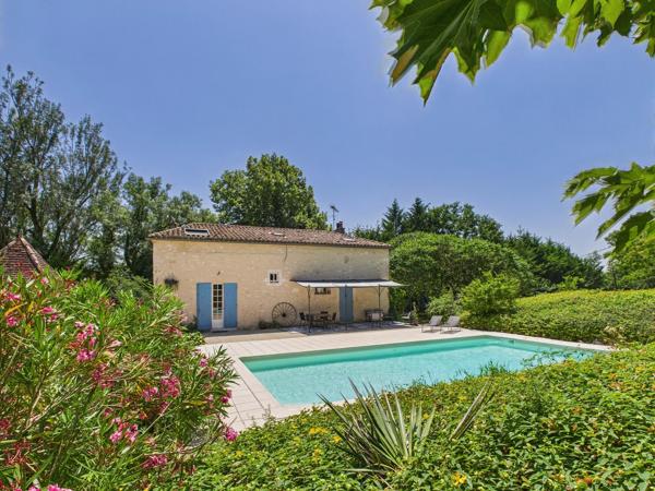 Proche d'Eymet - Belle maison en pierre avec pigeonnier, grange et piscine