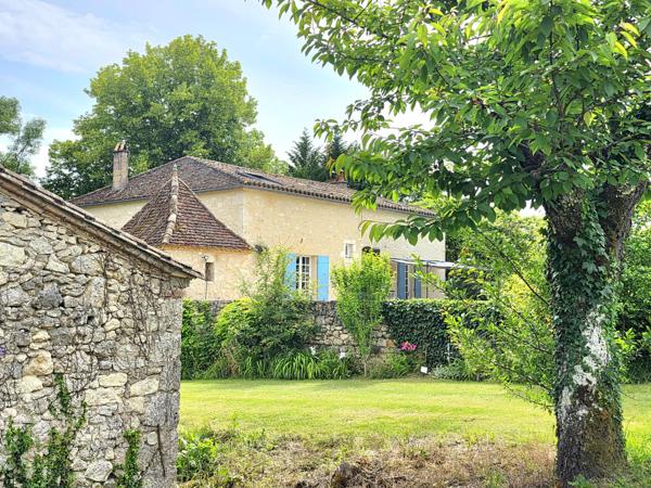 Proche d'Eymet - Belle maison en pierre avec pigeonnier, grange et piscine