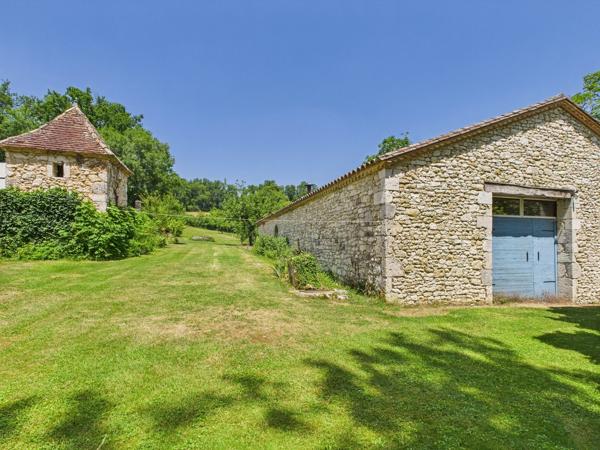 Proche d'Eymet - Belle maison en pierre avec pigeonnier, grange et piscine