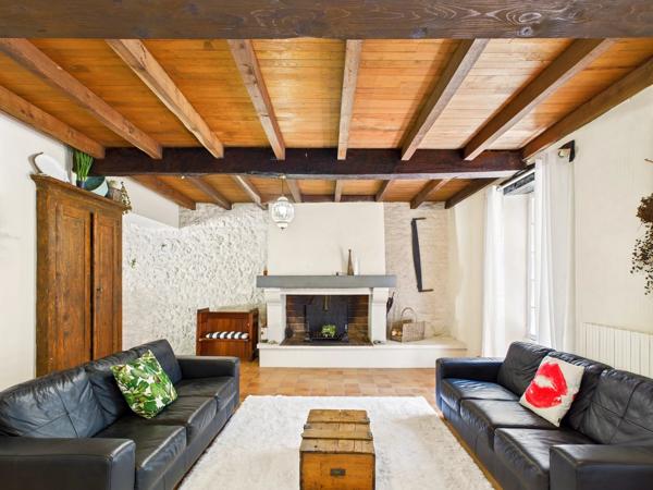 Proche d'Eymet - Belle maison en pierre avec pigeonnier, grange et piscine
