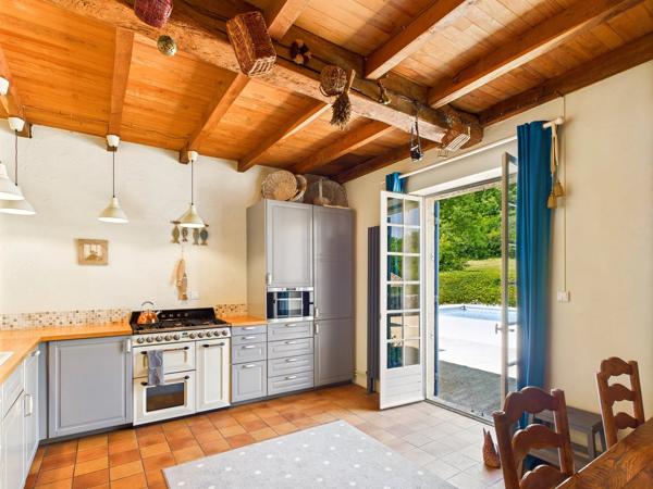 Proche d'Eymet - Belle maison en pierre avec pigeonnier, grange et piscine