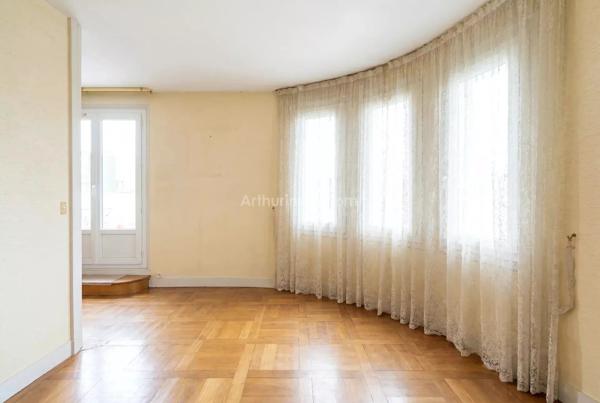 Vente                                                      Appartement
                        
                     4 pièces                      71 m2                     à Paris 15