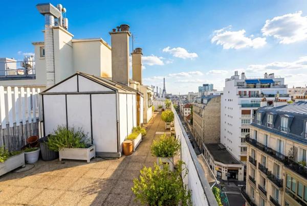 Vente                                                      Appartement
                        
                     4 pièces                      71 m2                     à Paris 15