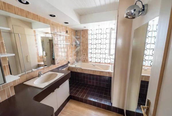 Vente                                                      Appartement
                        
                     4 pièces                      71 m2                     à Paris 15