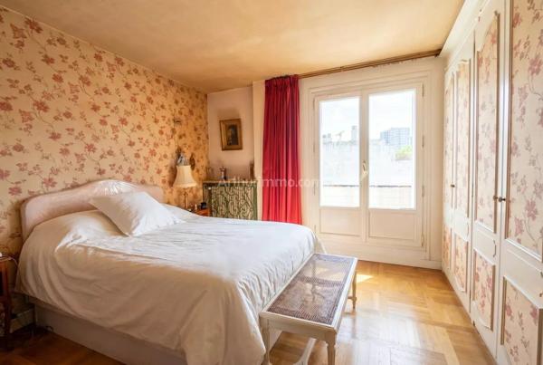 Vente                                                      Appartement
                        
                     4 pièces                      71 m2                     à Paris 15