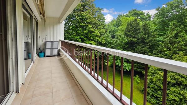 Idéalement situé au 4ème étage (avec ascenseur) de la belle résidence GRAND PARC .. boisée, sécurisée et très bien tenue, grand appartement TRAVERSANT de 65 m2 comprenant : 

entrée, WC séparés, cuisine équipée et grand séjour de 30 m2 environ - BAIGNE DE LUMIERE grâce à ses deux baies vitrées - GRAND BALCON FILANT avec très jolie vue sur le PARC. 
L'espace nuit, bien distinct, se compose d'une chambre (deux possible), d'une grand dressing ou débarras et d'une salle d'eau. 

Secteur recherché, résidence CALME en pleine nature et proche commodités. Les charges comprennent TOUT : eau froide et chaude, CHAUFFAGE, syndic, ascenseur, entretien des communs et du parc.
Prestations de qualité : double vitrage, volets roulants électrique dans le séjour, visiophone..

Un produit rare dans une résidence très bien tenue avec parc et tennis. Proche RER D - à 30 minutes de PARIS GARE DE LYON.

Visite sur RDV