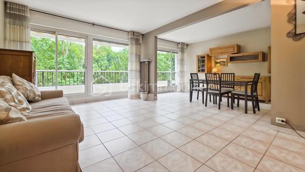 Idéalement situé au 4ème étage (avec ascenseur) de la belle résidence GRAND PARC .. boisée, sécurisée et très bien tenue, grand appartement TRAVERSANT de 65 m2 comprenant : 

entrée, WC séparés, cuisine équipée et grand séjour de 30 m2 environ - BAIGNE DE LUMIERE grâce à ses deux baies vitrées - GRAND BALCON FILANT avec très jolie vue sur le PARC. 
L'espace nuit, bien distinct, se compose d'une chambre (deux possible), d'une grand dressing ou débarras et d'une salle d'eau. 

Secteur recherché, résidence CALME en pleine nature et proche commodités. Les charges comprennent TOUT : eau froide et chaude, CHAUFFAGE, syndic, ascenseur, entretien des communs et du parc.
Prestations de qualité : double vitrage, volets roulants électrique dans le séjour, visiophone..

Un produit rare dans une résidence très bien tenue avec parc et tennis. Proche RER D - à 30 minutes de PARIS GARE DE LYON.

Visite sur RDV
