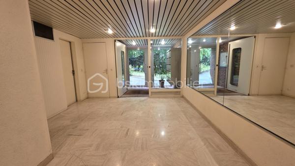 Idéalement situé au 4ème étage (avec ascenseur) de la belle résidence GRAND PARC .. boisée, sécurisée et très bien tenue, grand appartement TRAVERSANT de 65 m2 comprenant : 

entrée, WC séparés, cuisine équipée et grand séjour de 30 m2 environ - BAIGNE DE LUMIERE grâce à ses deux baies vitrées - GRAND BALCON FILANT avec très jolie vue sur le PARC. 
L'espace nuit, bien distinct, se compose d'une chambre (deux possible), d'une grand dressing ou débarras et d'une salle d'eau. 

Secteur recherché, résidence CALME en pleine nature et proche commodités. Les charges comprennent TOUT : eau froide et chaude, CHAUFFAGE, syndic, ascenseur, entretien des communs et du parc.
Prestations de qualité : double vitrage, volets roulants électrique dans le séjour, visiophone..

Un produit rare dans une résidence très bien tenue avec parc et tennis. Proche RER D - à 30 minutes de PARIS GARE DE LYON.

Visite sur RDV