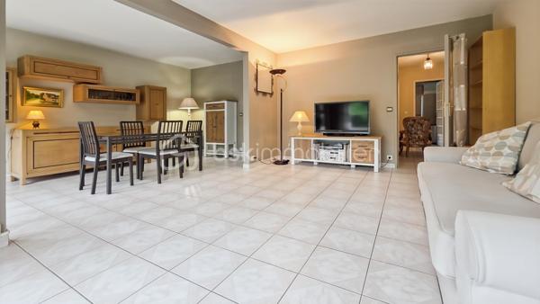 Idéalement situé au 4ème étage (avec ascenseur) de la belle résidence GRAND PARC .. boisée, sécurisée et très bien tenue, grand appartement TRAVERSANT de 65 m2 comprenant : 

entrée, WC séparés, cuisine équipée et grand séjour de 30 m2 environ - BAIGNE DE LUMIERE grâce à ses deux baies vitrées - GRAND BALCON FILANT avec très jolie vue sur le PARC. 
L'espace nuit, bien distinct, se compose d'une chambre (deux possible), d'une grand dressing ou débarras et d'une salle d'eau. 

Secteur recherché, résidence CALME en pleine nature et proche commodités. Les charges comprennent TOUT : eau froide et chaude, CHAUFFAGE, syndic, ascenseur, entretien des communs et du parc.
Prestations de qualité : double vitrage, volets roulants électrique dans le séjour, visiophone..

Un produit rare dans une résidence très bien tenue avec parc et tennis. Proche RER D - à 30 minutes de PARIS GARE DE LYON.

Visite sur RDV