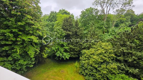 Idéalement situé au 4ème étage (avec ascenseur) de la belle résidence GRAND PARC .. boisée, sécurisée et très bien tenue, grand appartement TRAVERSANT de 65 m2 comprenant : 

entrée, WC séparés, cuisine équipée et grand séjour de 30 m2 environ - BAIGNE DE LUMIERE grâce à ses deux baies vitrées - GRAND BALCON FILANT avec très jolie vue sur le PARC. 
L'espace nuit, bien distinct, se compose d'une chambre (deux possible), d'une grand dressing ou débarras et d'une salle d'eau. 

Secteur recherché, résidence CALME en pleine nature et proche commodités. Les charges comprennent TOUT : eau froide et chaude, CHAUFFAGE, syndic, ascenseur, entretien des communs et du parc.
Prestations de qualité : double vitrage, volets roulants électrique dans le séjour, visiophone..

Un produit rare dans une résidence très bien tenue avec parc et tennis. Proche RER D - à 30 minutes de PARIS GARE DE LYON.

Visite sur RDV