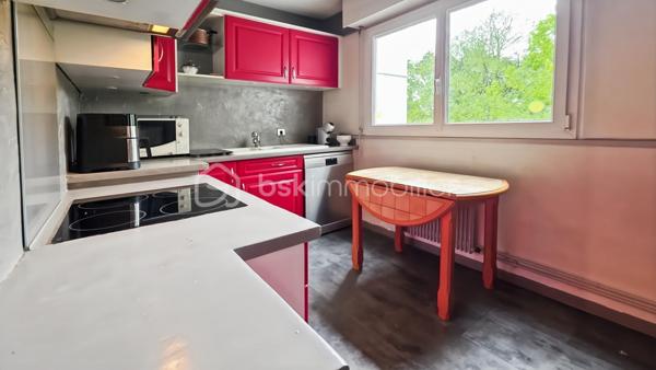 Idéalement situé au 4ème étage (avec ascenseur) de la belle résidence GRAND PARC .. boisée, sécurisée et très bien tenue, grand appartement TRAVERSANT de 65 m2 comprenant : 

entrée, WC séparés, cuisine équipée et grand séjour de 30 m2 environ - BAIGNE DE LUMIERE grâce à ses deux baies vitrées - GRAND BALCON FILANT avec très jolie vue sur le PARC. 
L'espace nuit, bien distinct, se compose d'une chambre (deux possible), d'une grand dressing ou débarras et d'une salle d'eau. 

Secteur recherché, résidence CALME en pleine nature et proche commodités. Les charges comprennent TOUT : eau froide et chaude, CHAUFFAGE, syndic, ascenseur, entretien des communs et du parc.
Prestations de qualité : double vitrage, volets roulants électrique dans le séjour, visiophone..

Un produit rare dans une résidence très bien tenue avec parc et tennis. Proche RER D - à 30 minutes de PARIS GARE DE LYON.

Visite sur RDV