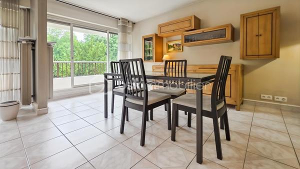 Idéalement situé au 4ème étage (avec ascenseur) de la belle résidence GRAND PARC .. boisée, sécurisée et très bien tenue, grand appartement TRAVERSANT de 65 m2 comprenant : 

entrée, WC séparés, cuisine équipée et grand séjour de 30 m2 environ - BAIGNE DE LUMIERE grâce à ses deux baies vitrées - GRAND BALCON FILANT avec très jolie vue sur le PARC. 
L'espace nuit, bien distinct, se compose d'une chambre (deux possible), d'une grand dressing ou débarras et d'une salle d'eau. 

Secteur recherché, résidence CALME en pleine nature et proche commodités. Les charges comprennent TOUT : eau froide et chaude, CHAUFFAGE, syndic, ascenseur, entretien des communs et du parc.
Prestations de qualité : double vitrage, volets roulants électrique dans le séjour, visiophone..

Un produit rare dans une résidence très bien tenue avec parc et tennis. Proche RER D - à 30 minutes de PARIS GARE DE LYON.

Visite sur RDV