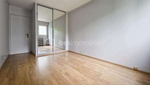 Idéalement situé au 4ème étage (avec ascenseur) de la belle résidence GRAND PARC .. boisée, sécurisée et très bien tenue, grand appartement TRAVERSANT de 65 m2 comprenant : 

entrée, WC séparés, cuisine équipée et grand séjour de 30 m2 environ - BAIGNE DE LUMIERE grâce à ses deux baies vitrées - GRAND BALCON FILANT avec très jolie vue sur le PARC. 
L'espace nuit, bien distinct, se compose d'une chambre (deux possible), d'une grand dressing ou débarras et d'une salle d'eau. 

Secteur recherché, résidence CALME en pleine nature et proche commodités. Les charges comprennent TOUT : eau froide et chaude, CHAUFFAGE, syndic, ascenseur, entretien des communs et du parc.
Prestations de qualité : double vitrage, volets roulants électrique dans le séjour, visiophone..

Un produit rare dans une résidence très bien tenue avec parc et tennis. Proche RER D - à 30 minutes de PARIS GARE DE LYON.

Visite sur RDV